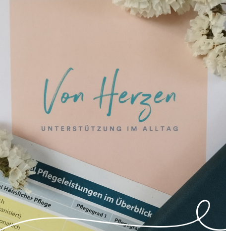 Finanzierung über die Pflegekasse "Von Herzen - Unterstützung im Alltag" Logo mit Liste zu Pflegeleistungen im Überblick dekorativ eingebunden in Blumen.